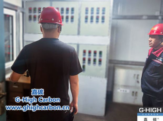 現(xiàn)場(chǎng)負(fù)責(zé)人嚴(yán)謹(jǐn)把關(guān)，確保生產(chǎn)高效安全