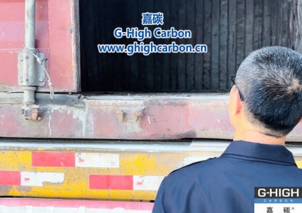 嘉碳裝車人員嚴(yán)格把關(guān)，確保車輛安全入廠