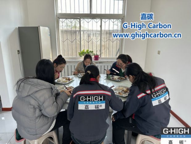 深秋暖陽下，鐵鍋燉傳遞溫情與力量